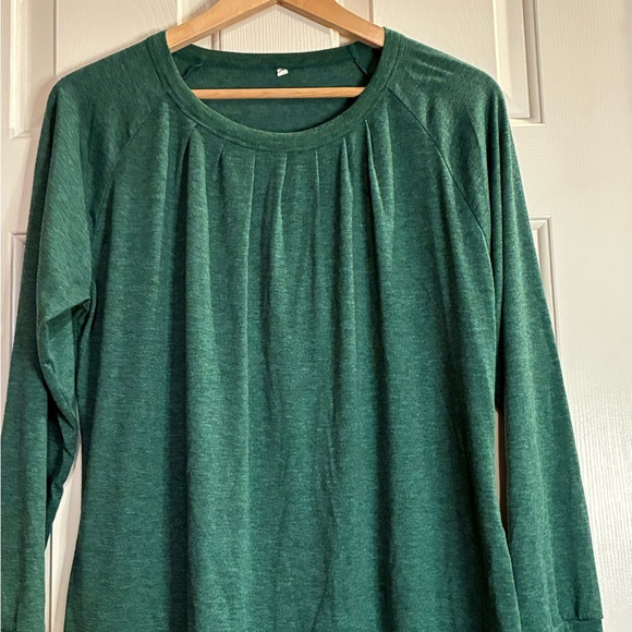 Green Long Sleeve Women's Top - Picture 2 of 6